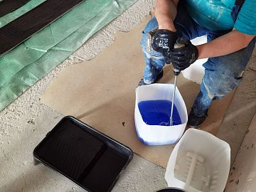 Смешивание А+Б компонентов клея Манопокс 372 без загустителя Манопокс Тикс, для грунтования подготовленной, обезжиренной поверхности и пропитки холстов Армощел КВ 900