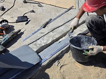 Нанесение клея Манопокс 331 по обе стороны от деф. шва