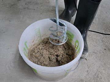 Приготовление рабочего раствора для выравнивания поверхности. Грунт ДенсТоп ЭП 100 с заполнителями. Оптимальное соотношение грунт с песками 1:2:2