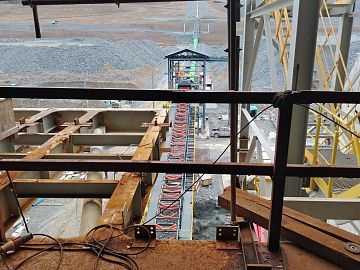 Дробильный комплекс ЗИФ — это участок подготовки руды, который принимает руду из карьера, дробит её до требуемой крупности и подаёт на дальнейшее измельчение и обогащение.