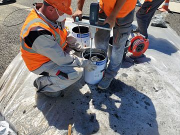 Подготовленный к укладке состав Манопур 336.