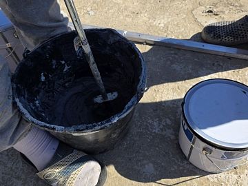 Смешивание компонентов эпоксидного клея Манопокс 331