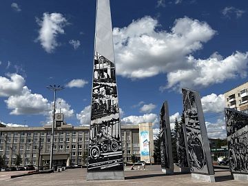 Стела "Город трудовой доблести", г. Каменск-Уральский