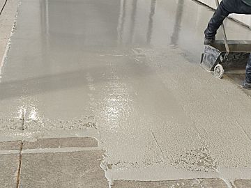 Нанесение полиуретан-цементного материала ДенсТоп ПМ 605 Тровел скрид-боксами, толщина 6 мм. Расход 12,6 кг/м.кв.