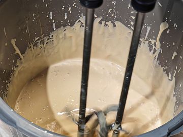 Замешивание компонентов грунтовки ДенсТоп ПМ 600