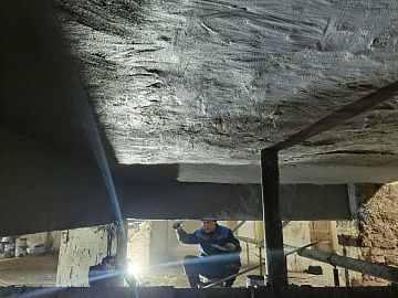 Сплошное нанесение эпоксидного ремонтного состава Манопокс 331 толщиной до 20 мм.