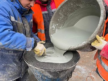 Заливка состава в насос для механического нанесения