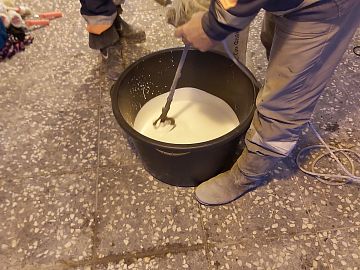 Перемешивание жидкого компонента материала Стармекс Сил Флекс.