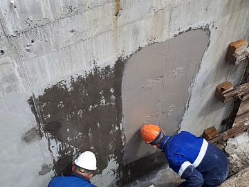 Увлажнение и нанесение состава Стармекс Сил Флекс на подготовленную поверхность