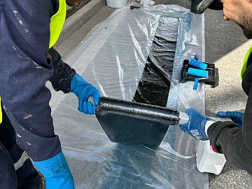 Намотка холста Армошел КВ 500 на трубу диаметром 50 мм, для последующего монтажа на поверхность конструкции