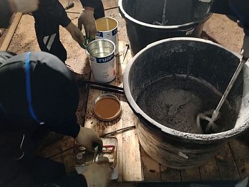 Процесс смешивания компонентов Манопокс 337 ведется до получения однородно окрашенной массы с равномерно распределённым заполнителем.