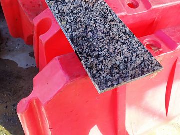 Образец покрытый антивандальным составом Маногард АГФ после гидроструйной очистки