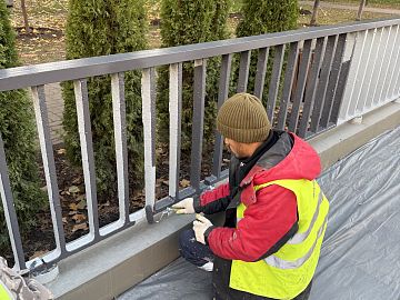 Окрашивание металлической части забора