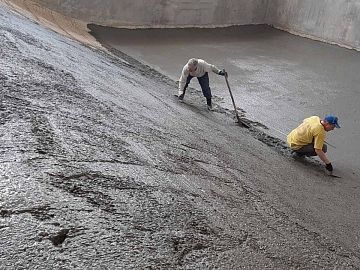 Укладка новоя стяжки на уклоне