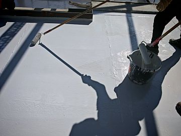 Процесс нанесения слоя ДенсТоп ПУ 228 на грунтовочный слой ДенсТоп ЭП 116