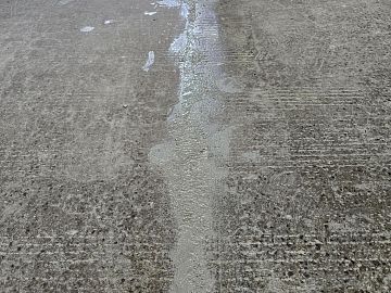 Вид на загрунтованную поверхность ДенсТоп ПМ 600 с заполненными пропилами составом ДенсТоп ПМ 605 Тровел