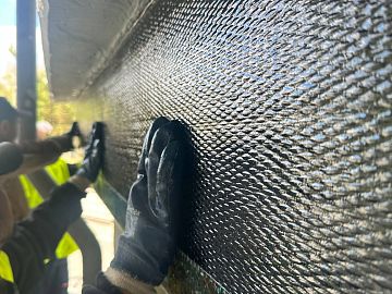 Разглаживание холста по поверхности с целью предотвращения образования пустот