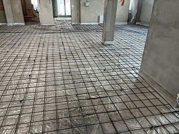 Помещение склада. Подготовленная площадка с армирование для стяжки под топпинг