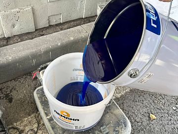 Смешивание компонентов клея Манопокс 372