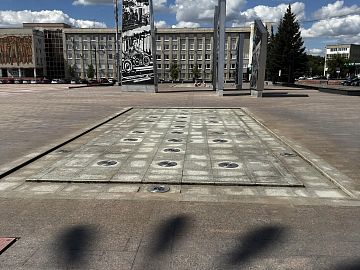 Эластичная гидроизоляция Стармекс Сил Флекс полностью справляется со своей задачей спустя 3 года эксплуатации. В зонах пешеходного «сухого» фонтана не зафиксировано протечек. Материал надежно защищает подземные коммуникации от проникновения воды.