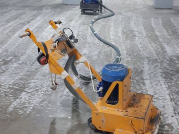 Создание засечек на поверхности грунтовки для лучшего сцепления с финишным слоем