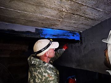Нанесение запечатывающего слоя из эпоксидного клея Манопокс 372 и специального загустителя Манопокс Тикс
