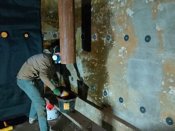 Нанесение клея на каучуковой основе Адгезив П400 на вертикальные поверхности
