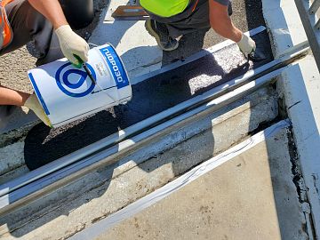 Заливка готового состава в штробу.