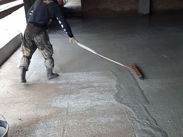 Распределение Стармекс Сил по плите специальной щеткой Стармекс Брум