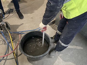 Замешивание компонентов Манокрил Гель В