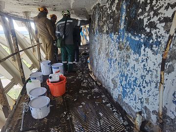 Подготовка поверхности путем отбивки непрочных участков конструкции