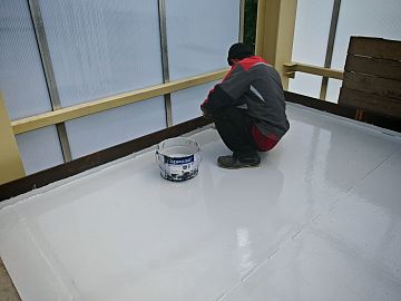 Процесс нанесения состава ДенсТоп ПУ 228 в стыках конструкции