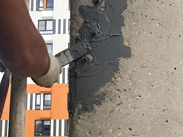 Нанесение эпоксидного состава Манопокс 331 вдоль всей трещины. Запечатывание адгезионного пакера при помощи Манопокс 331