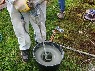 Процесс замешивания инъекционного состава Маноцем Фил