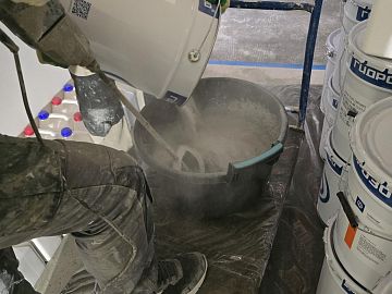 Замешивание компонентов материала ДенсТоп ПМ 605 Тровел