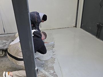 Распределение финишного слоя материала ДенсТоп ПМ 605 Тровел. Толщина нанесения 6 мм. Расход 12,6 кг/м.кв.