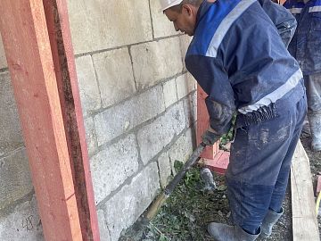 Нагнетание раствора Маноцем Гроут по скважинам