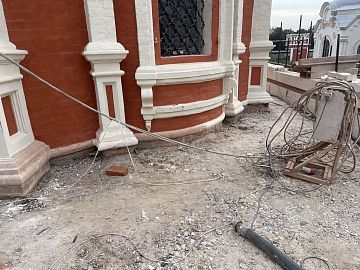 Гульбище — открытый или крытый обход вокруг храма или его части, обычно на столбах или аркадах. Это наружная терраса-галерея, опоясывающая здание с одной, нескольких или всех сторон.