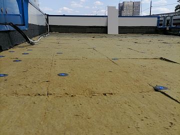 Установленные шайбы Центрикс через утеплитель к профилированному листу.