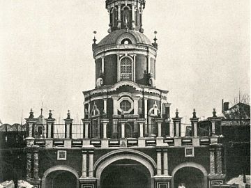 Надвратная церковь во имя Тихвинской иконы Божией Матери была сооружена над северными воротами Донского монастыря в 1713–1714 годах. Данный объект культурного наследия с тех пор неоднократно реставрировался.