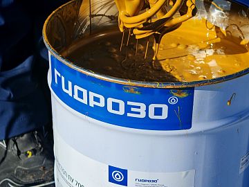 Процесс замешивания компонентов системы ДенсТоп ПУ 700 Шелл