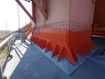 Герметизация примыканий металлических частей пилона к железобетонной части опоры составом Манодил Бонд Ф