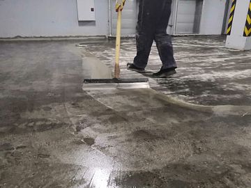 Выравнивание поверхности бетона грунтовкой ДенсТоп ЭП 104 с кварцевым песком