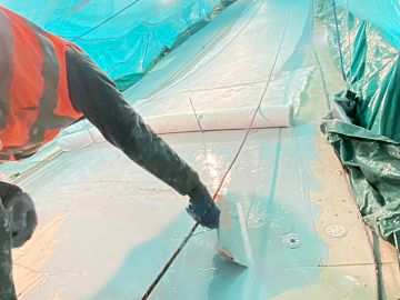 Нанесение первого слоя осуществляется кистями / валиками / шпателями.