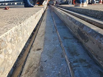 Зачистка поверхности железобетонной плиты пролётного строения и боковых поверхностей штробы