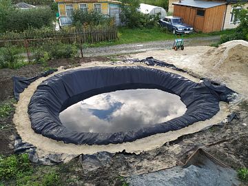 Финальный вид водоема с уложенной и закрепленной ЭПДМ мембраны Преласти СТ 1.2 мм