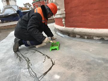 Для более качественного нанесения грунтовочного состава в местах, требующих детальной обработки, следует использовать кисть.