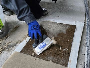 Нанесение приготовленной смеси для выравнивания поверхности