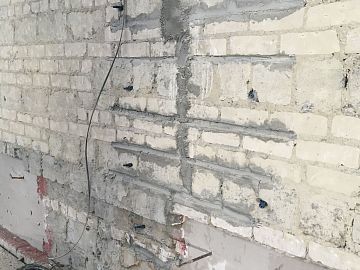 Трещина с установленными спиральными анкерами БМ 2861 готовая к инъектированию