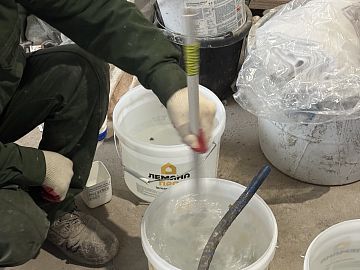 Замешивание компонента Б с водой